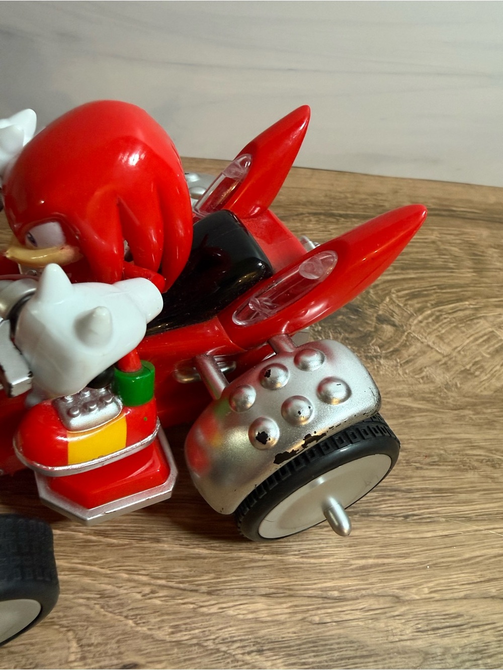 Sonic Racing Knuckles Pull Car - Picture 2 of 5
